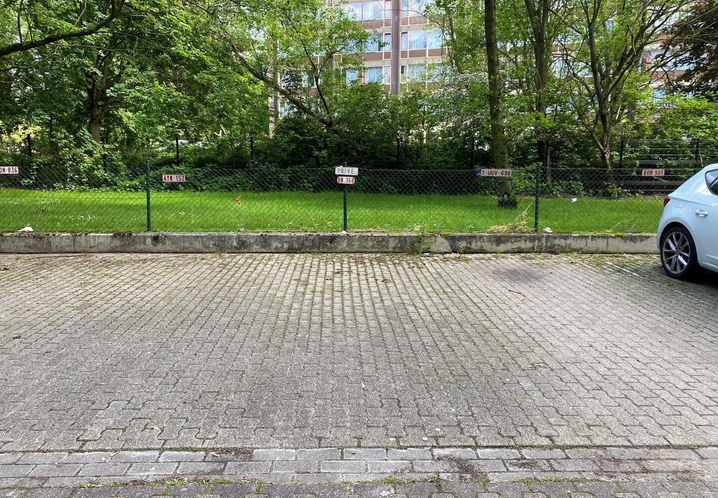 Buitenstaanplaats te huur in Schaerbeek