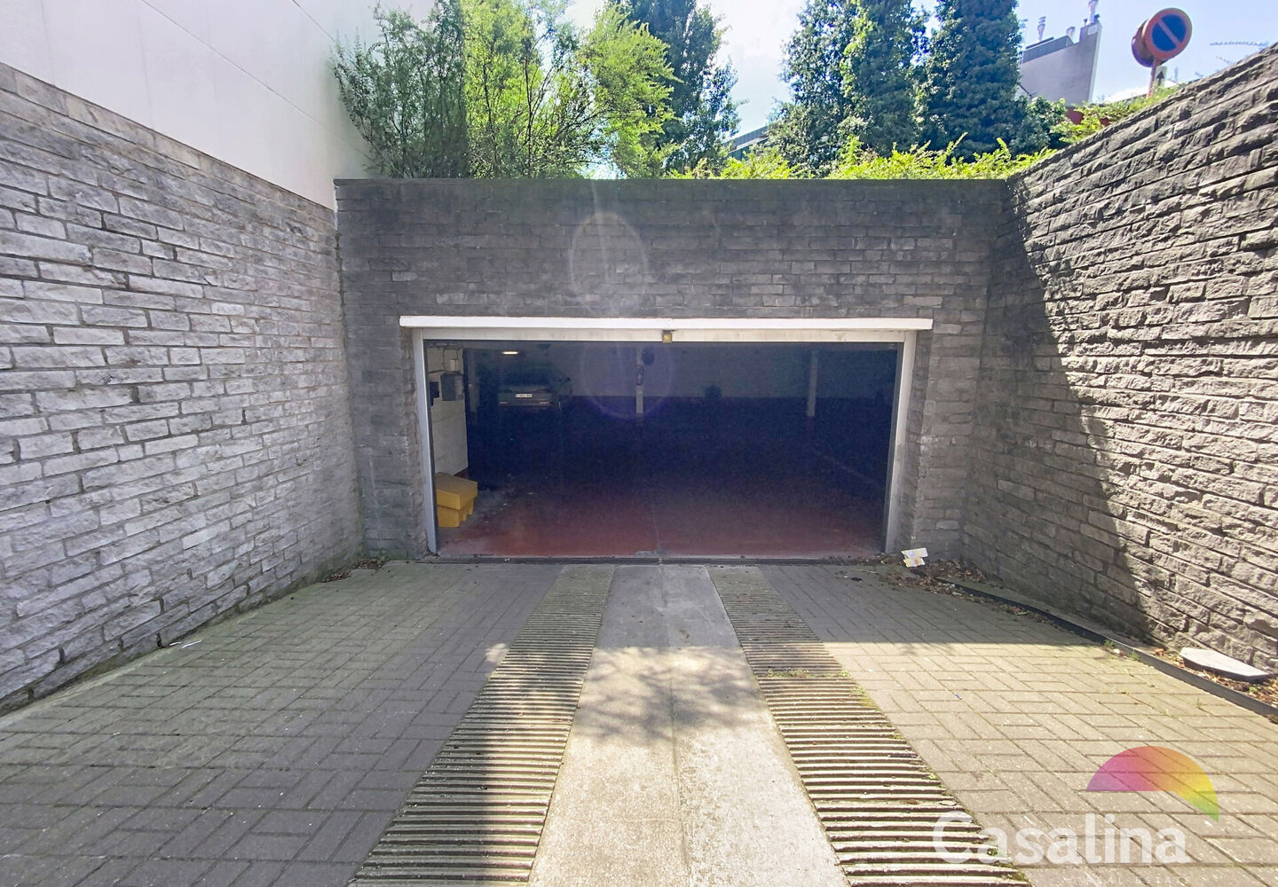 Closed garage for rent in Evere
