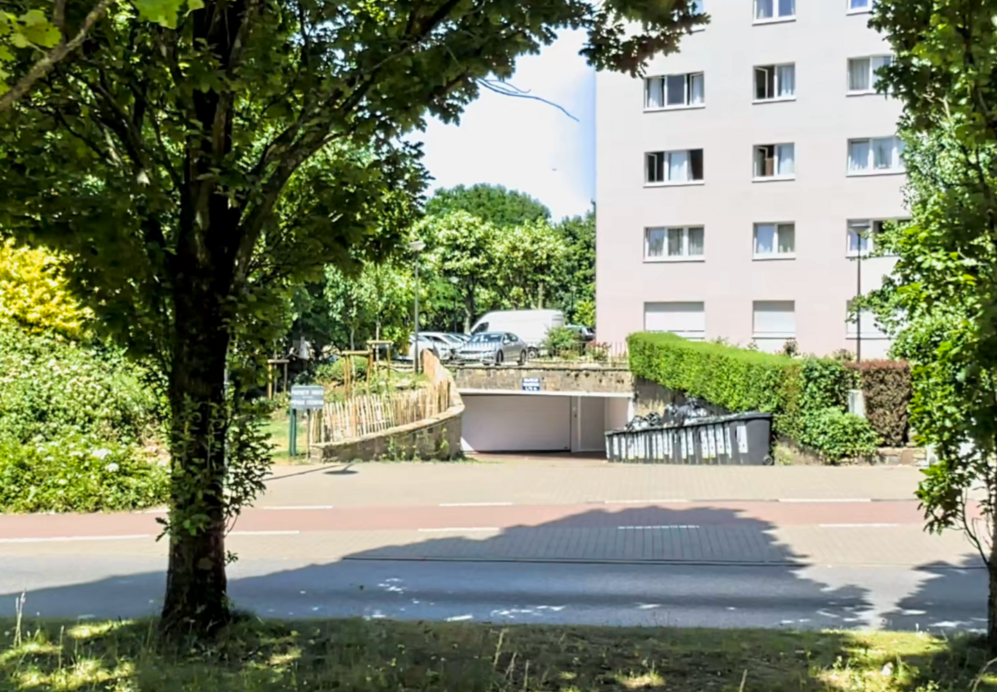 Closed garage for sale in Evere