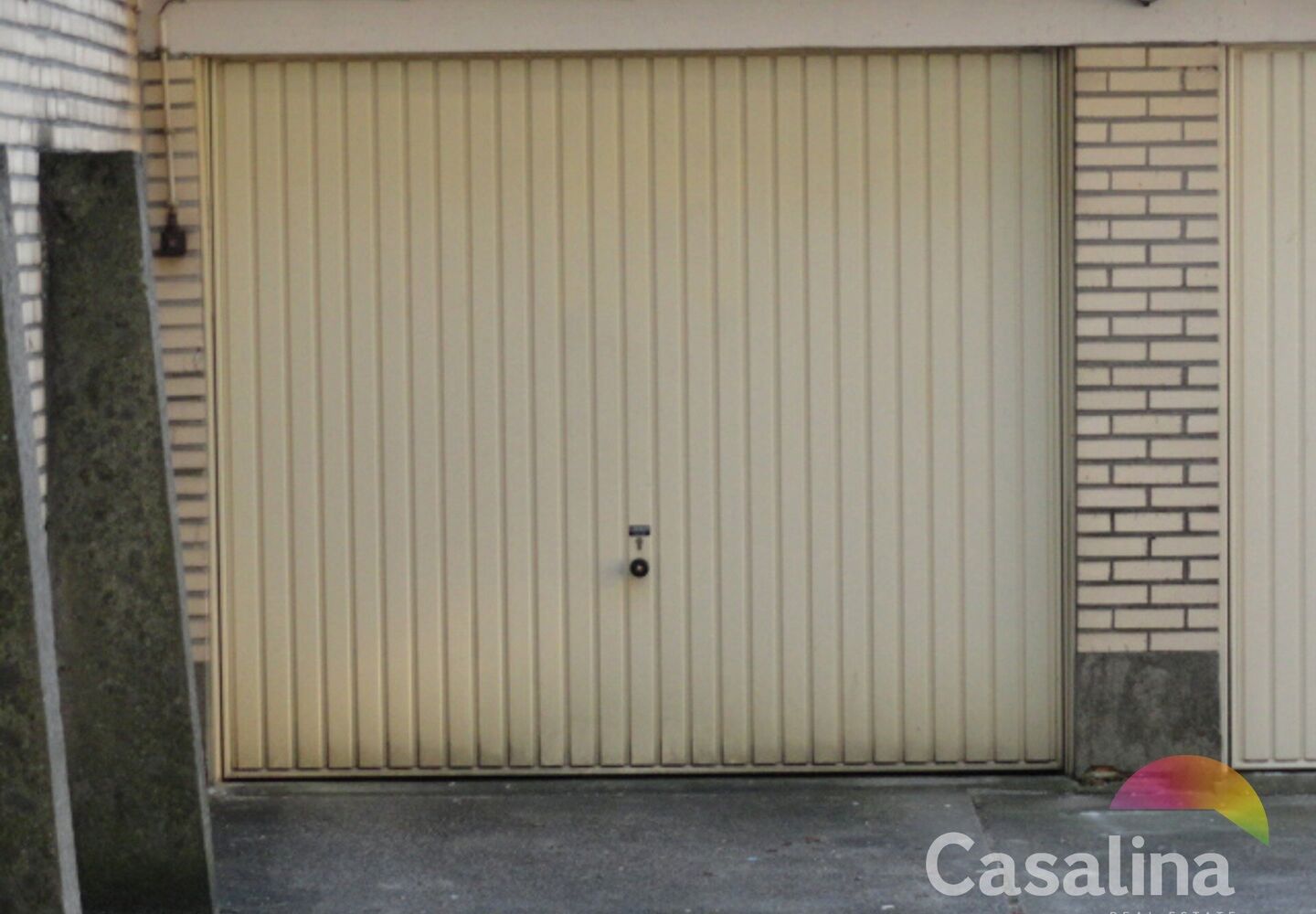 Closed garage for sale in Evere