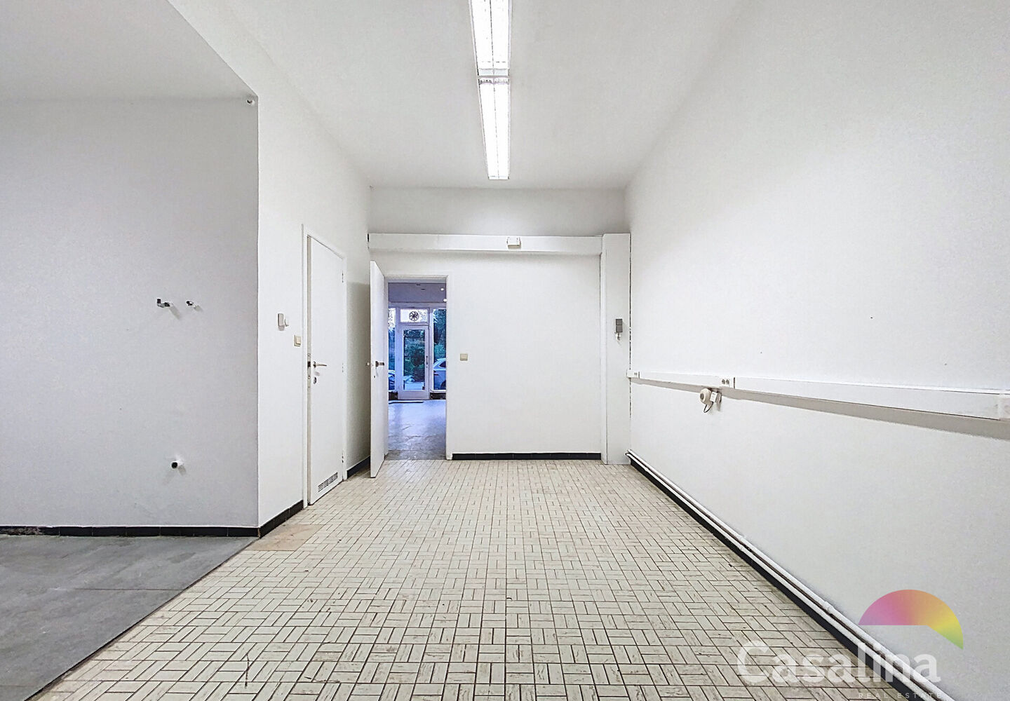 Commercieel gelijkvloers te koop in Auderghem