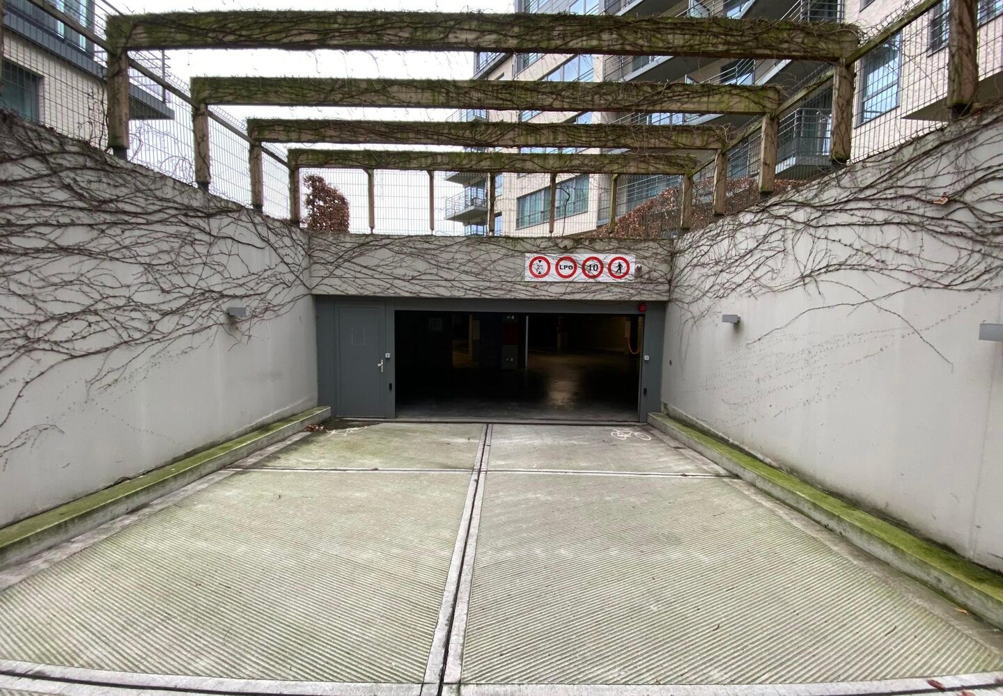 Inside parking for rent in Evere