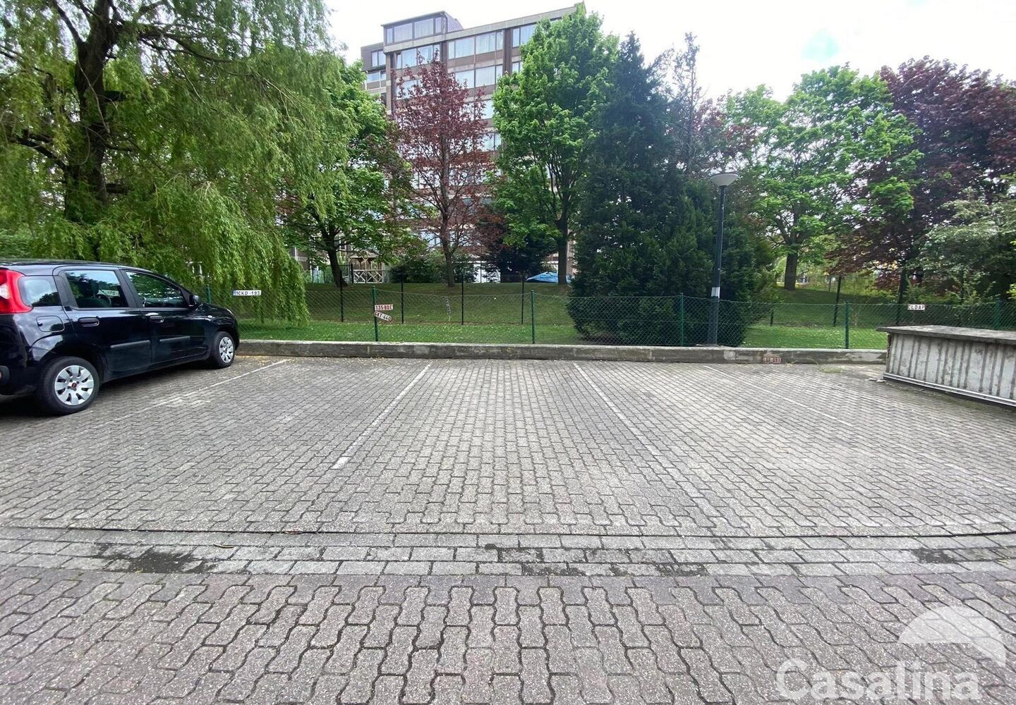 Outside parking for rent in Schaerbeek