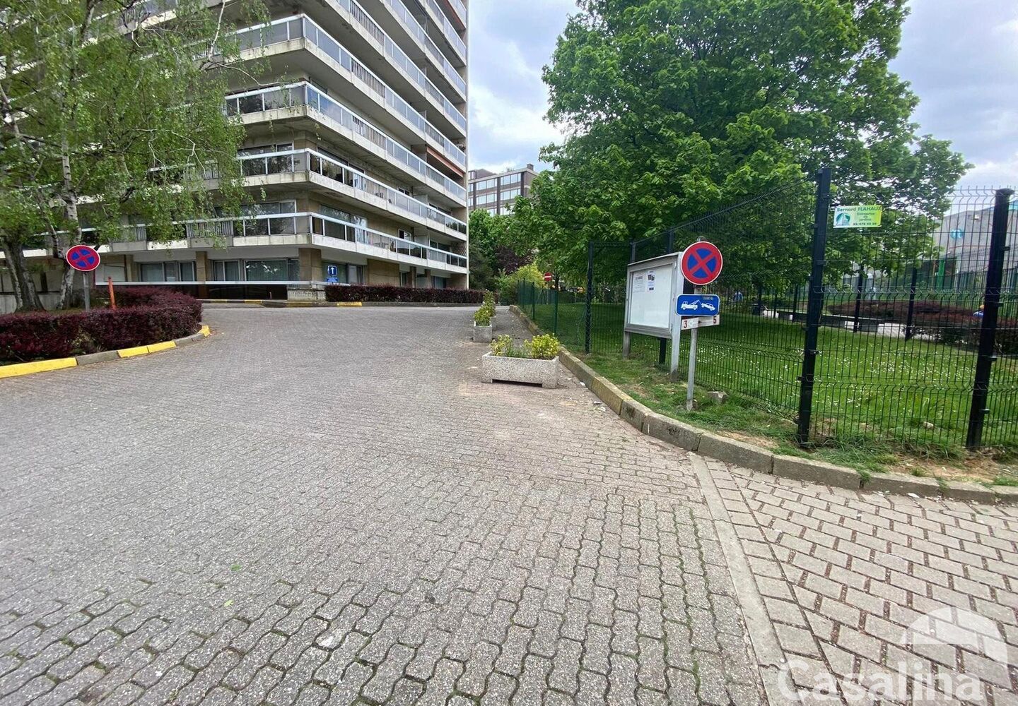 Outside parking for rent in Schaerbeek