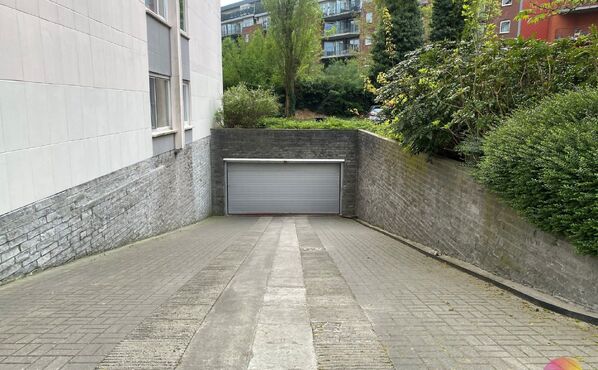 Closed garage for sale in Evere