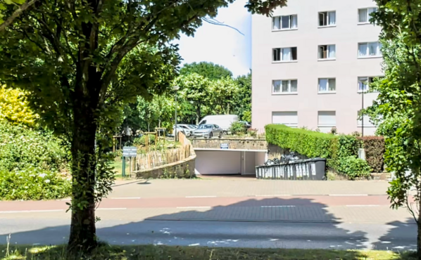 Closed garage for sale in Evere