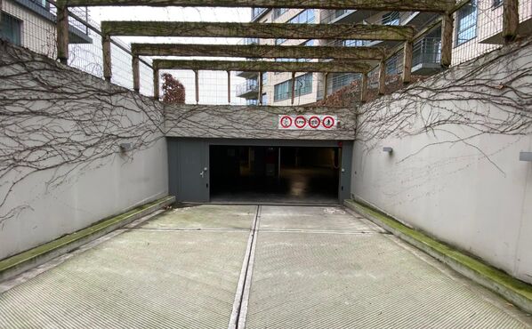 Inside parking for rent in Evere