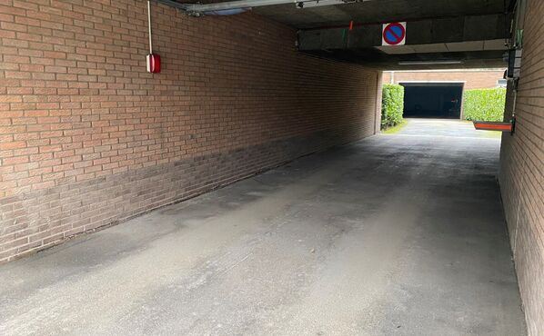 Inside parking for rent in Evere